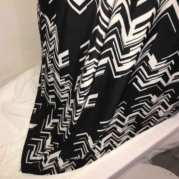 INC. B&W Prints Sleeve Cutout V-Neck Flowy Top - Picture 7 of 11